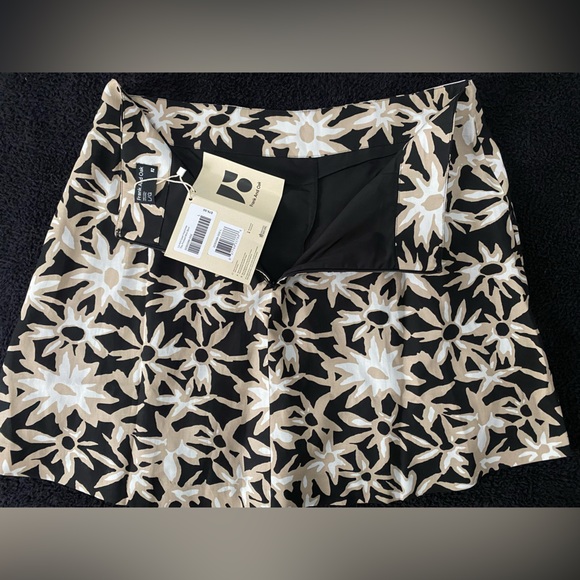 Pretty little skirt with shorts underneath - Picture 4 of 5